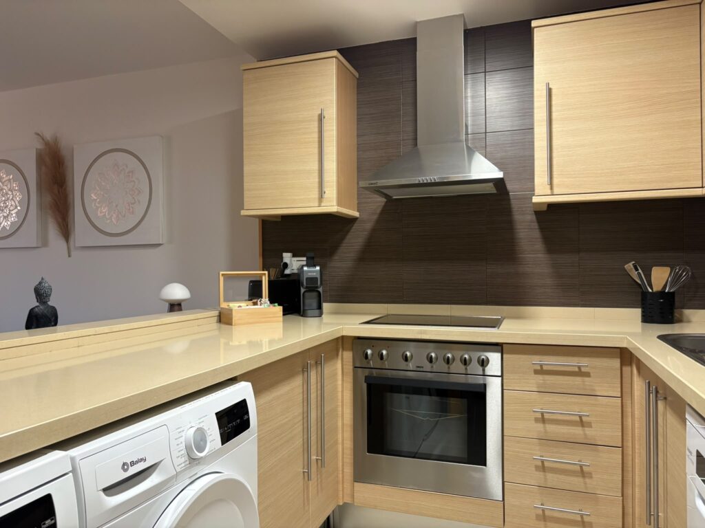 Kitchen with oven and hob at Casa Les Timbes