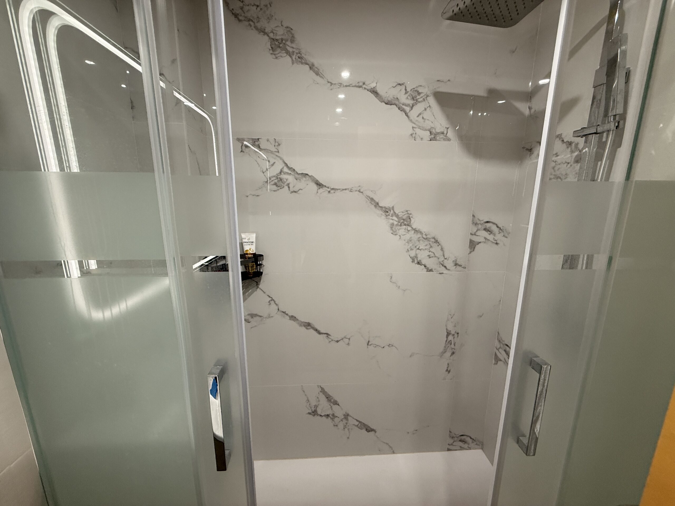 Bathroom shower at Casa Les Timbes